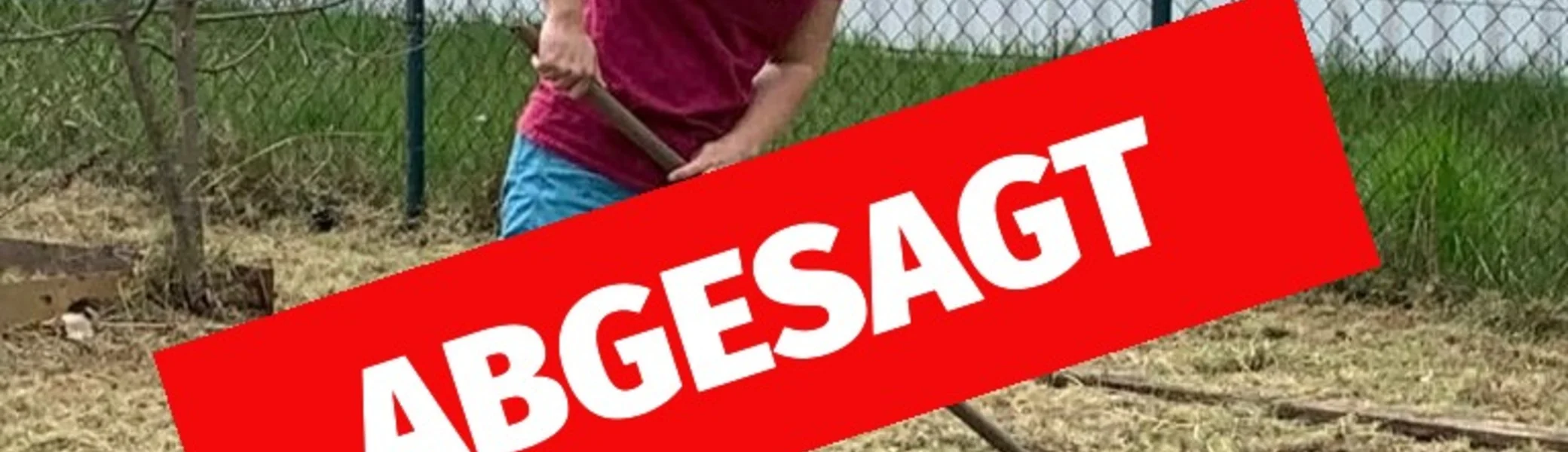 Eine junge Frau harkt trockenes Gras. | © Theodor Kubusch