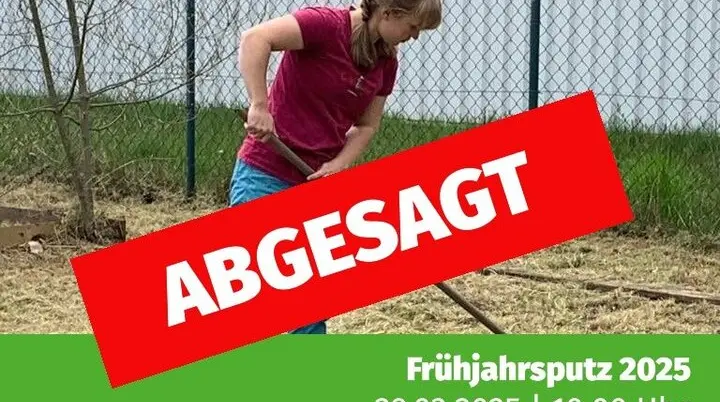 Eine junge Frau harkt trockenes Gras. | © Theodor Kubusch