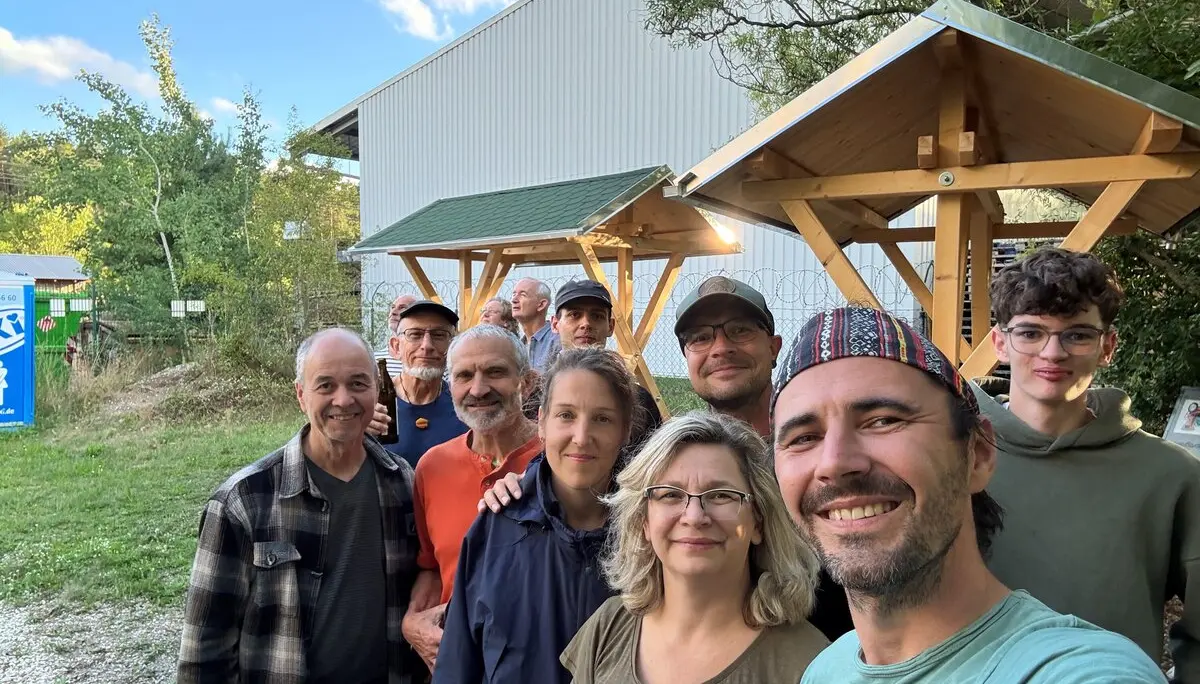 Gruppe der Helferinnen und Helfer vor den neu erbauten Sitzgruppen | © Theodor Kubusch