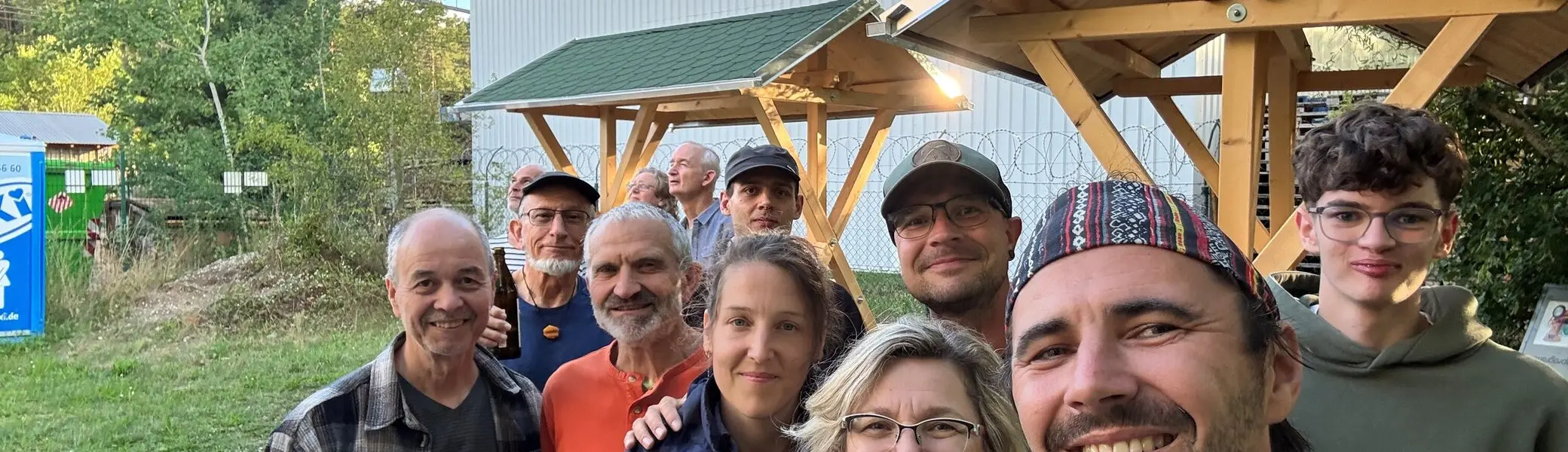 Gruppe der Helferinnen und Helfer vor den neu erbauten Sitzgruppen | © Theodor Kubusch