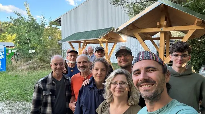 Gruppe der Helferinnen und Helfer vor den neu erbauten Sitzgruppen | © Theodor Kubusch