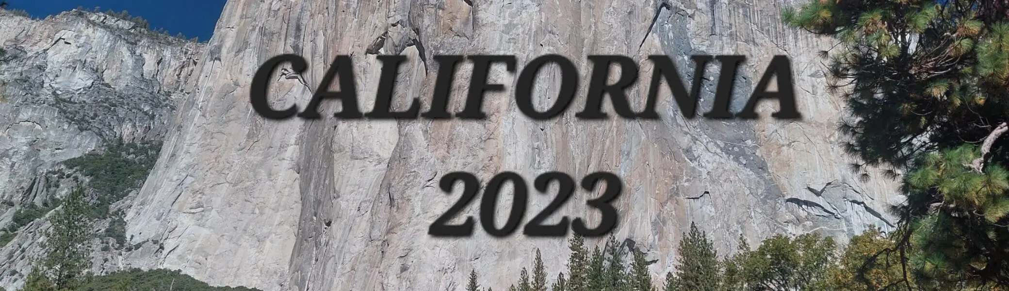 Landschaftsfoto mit Berg im Hintergrund und Schriftzug California 2023 | © Thomas Kostial