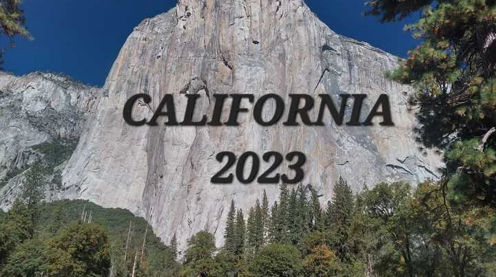 Landschaftsfoto mit Berg im Hintergrund und Schriftzug California 2023 | © Thomas Kostial