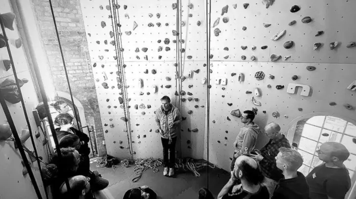 Menschen vor Kletterwand | © Martin Schuhmacher