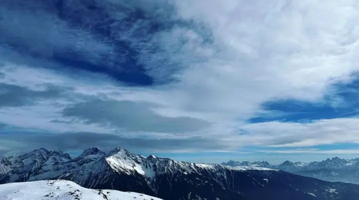 Mit Schnee bedeckte Berge (Hochgebirge) | © Martin Schuhmacher