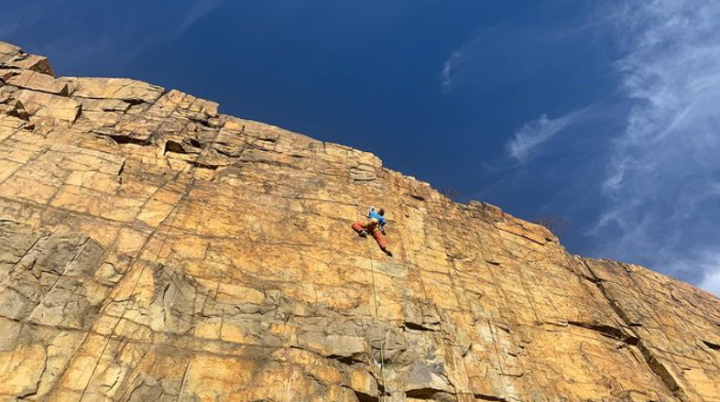 Kletternde Person in an Felswand | © Theodor Kubusch