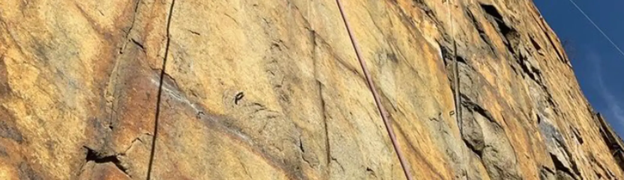 Kletternde Person an einer Felswand | © Beate Kunz