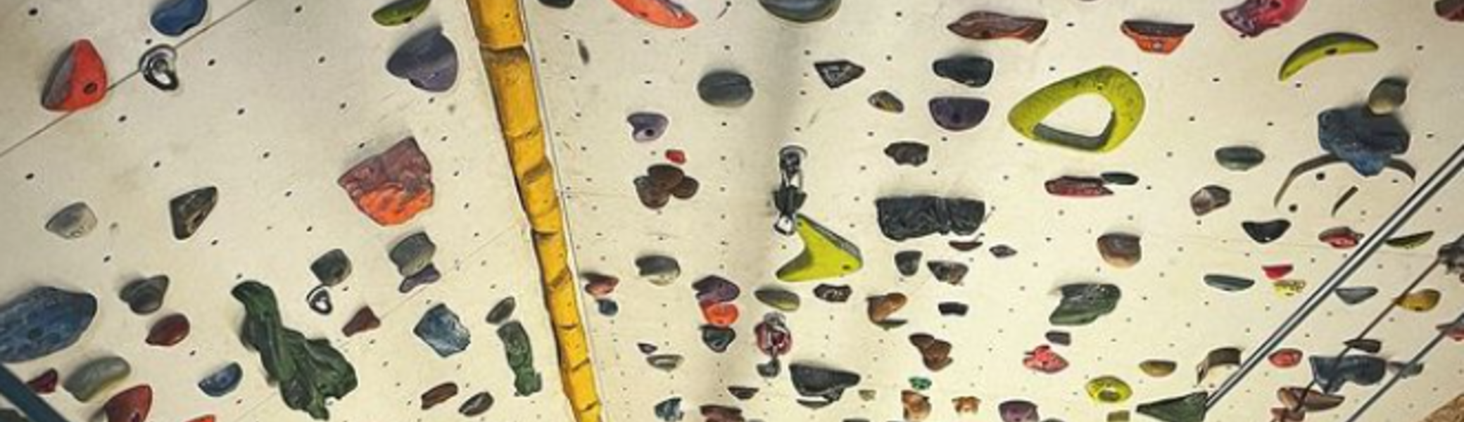 Kletterwand von oben mit Personen am Boden | © Martin Schuhmacher