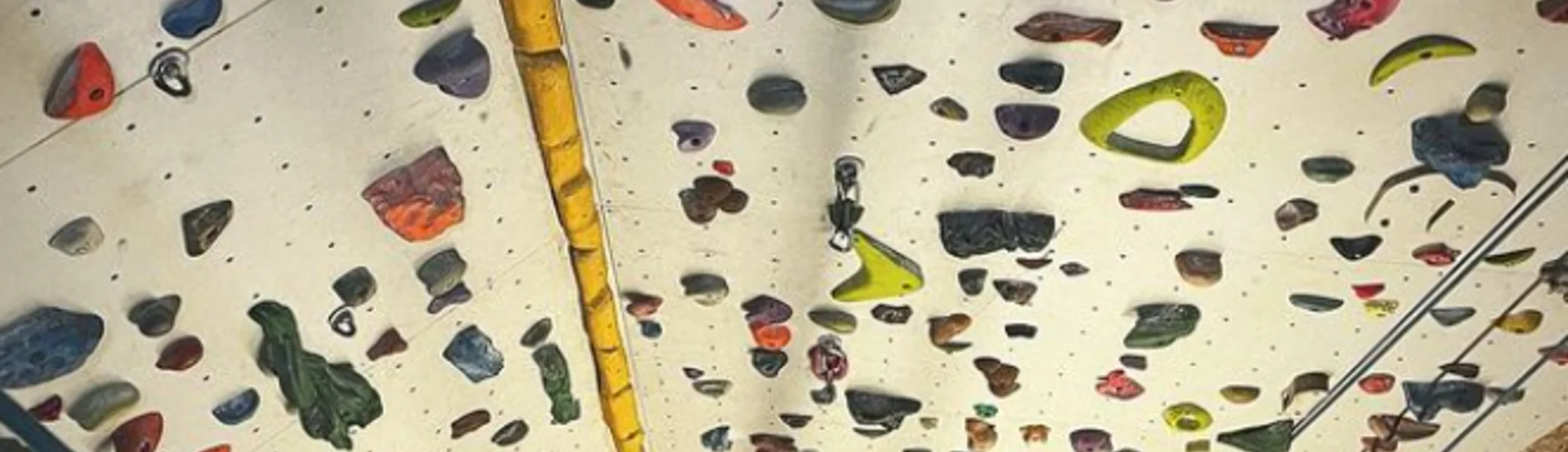 Kletterwand von oben mit Personen am Boden | © Martin Schuhmacher