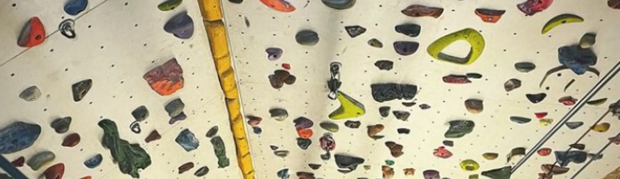 Kletterwand von oben mit Personen am Boden | © Martin Schuhmacher