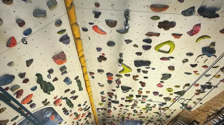 Kletterwand von oben mit Personen am Boden | © Martin Schuhmacher