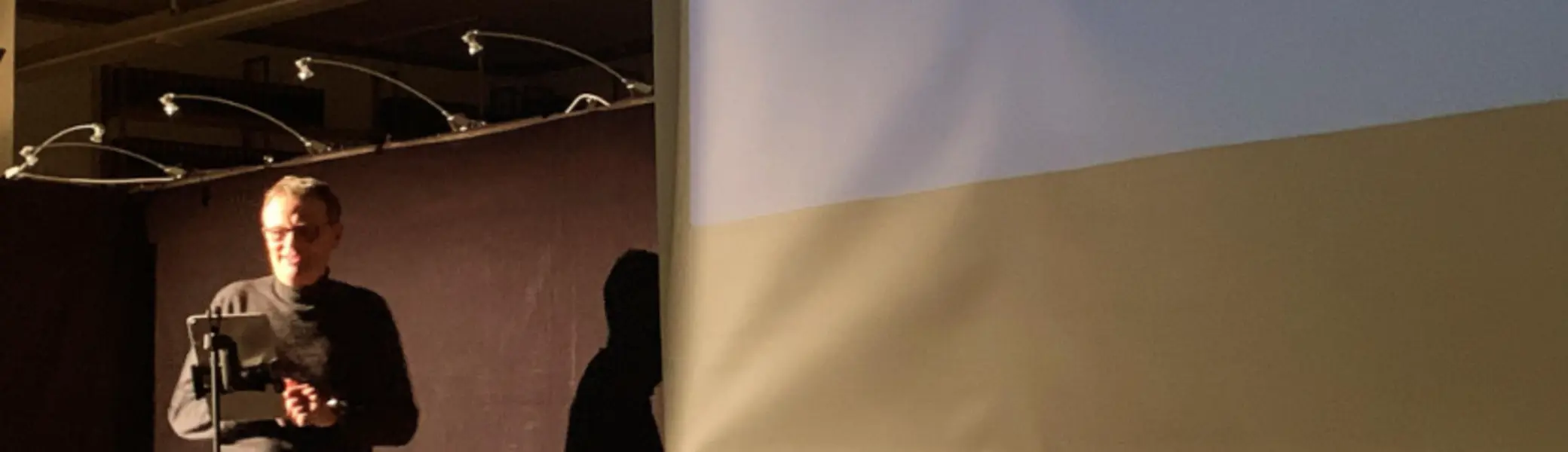 Person vor Leinwand | © Theodor Kubusch