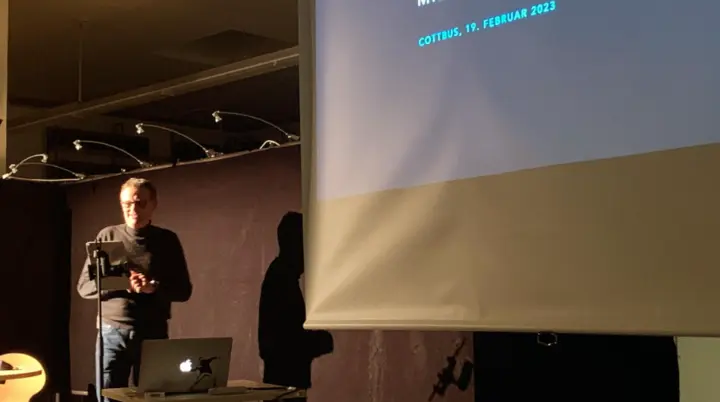 Person vor Leinwand | © Theodor Kubusch