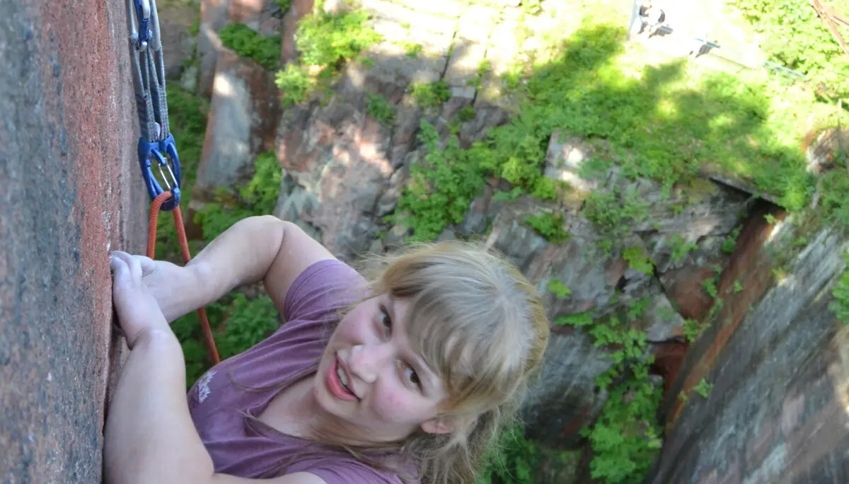 Linda beim Klettern | © Theodor Kubusch