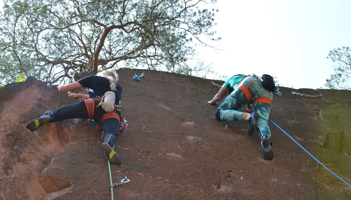 Vanessa und Ulrike beim Klettern | © Theodor Kubusch