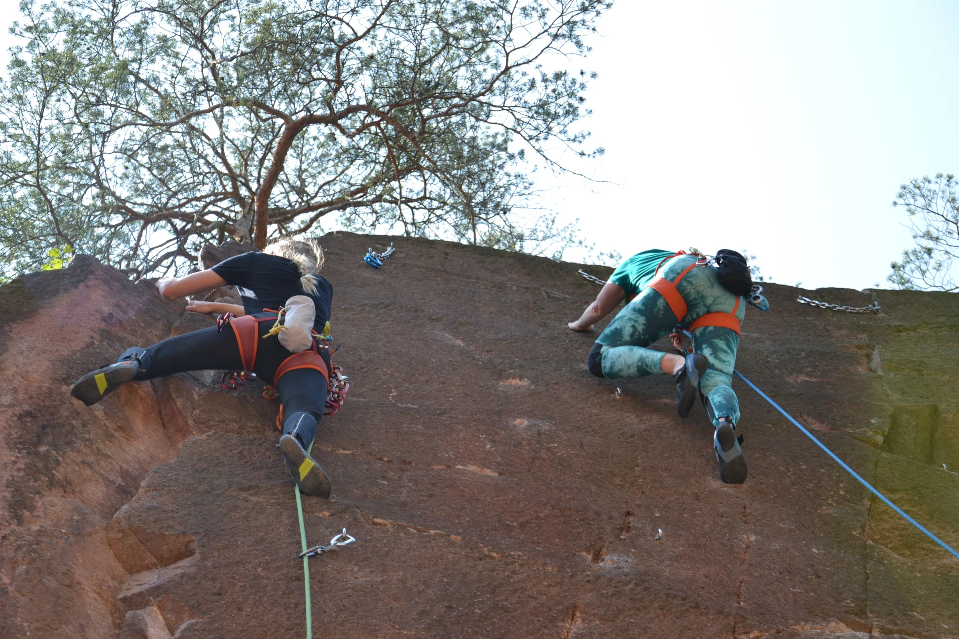 Vanessa und Ulrike beim Klettern | © Theodor Kubusch