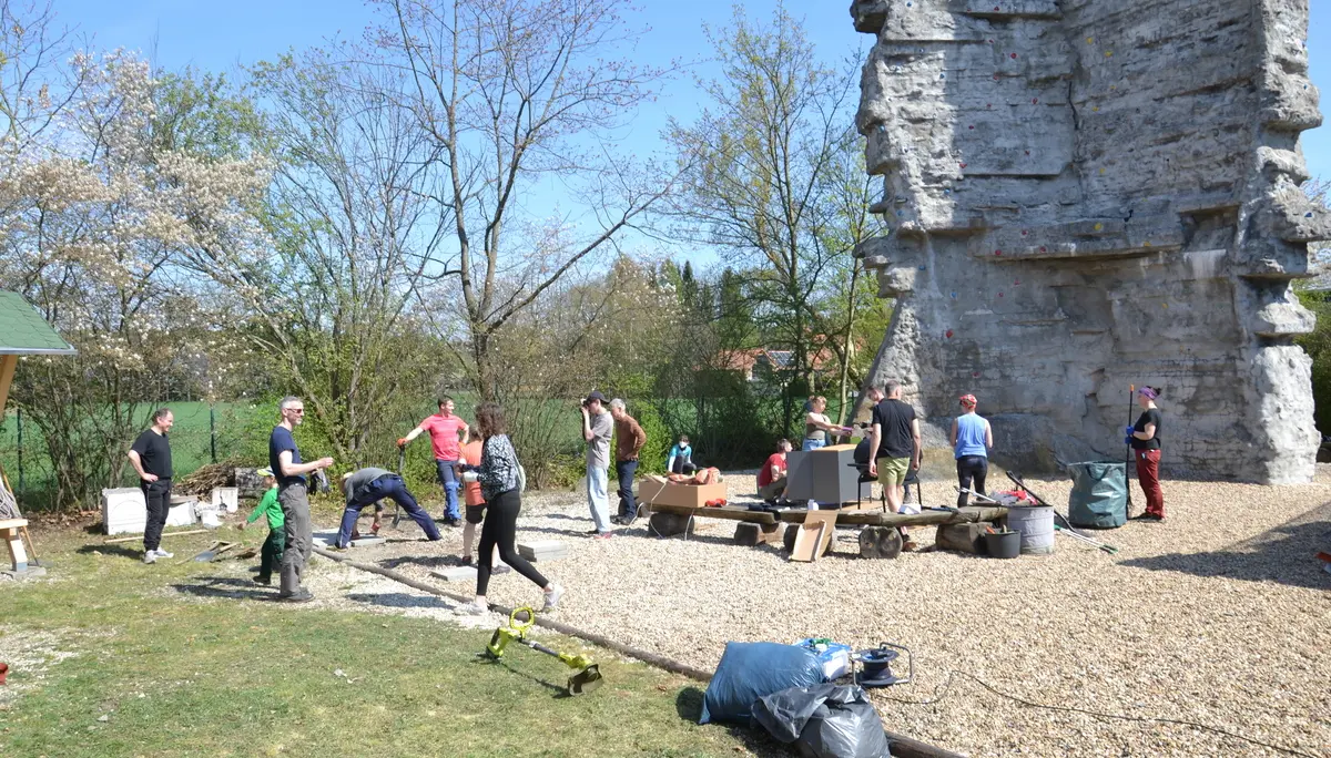 Viele Menschen beim Arbeiten; im Hintergrund ist der Braschelstein zu sehen. | © Theodor Kubusch