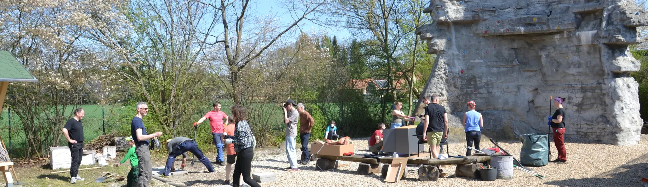 Viele Menschen beim Arbeiten; im Hintergrund ist der Braschelstein zu sehen. | © Theodor Kubusch