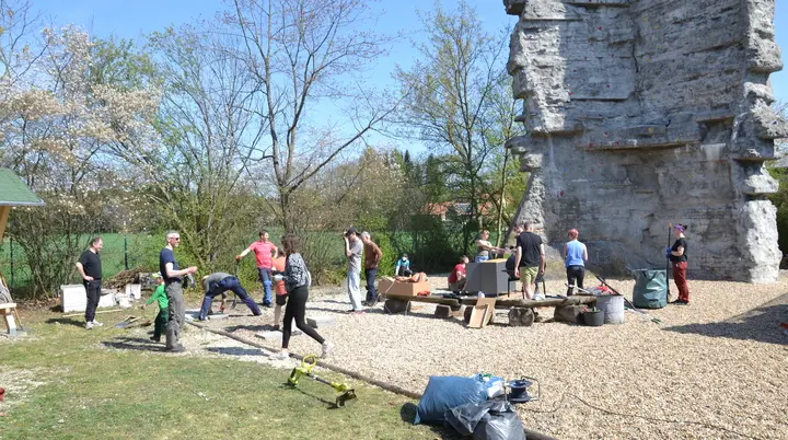 Viele Menschen beim Arbeiten; im Hintergrund ist der Braschelstein zu sehen. | © Theodor Kubusch