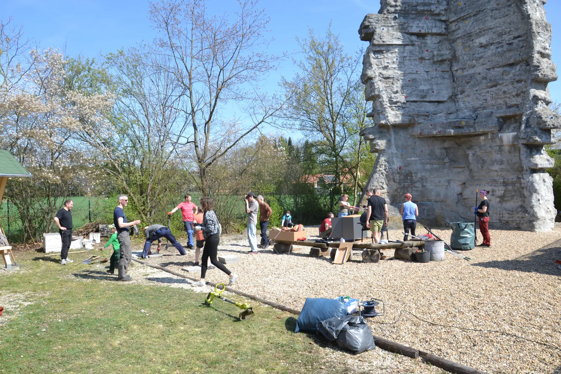 Viele Menschen beim Arbeiten; im Hintergrund ist der Braschelstein zu sehen. | © Theodor Kubusch