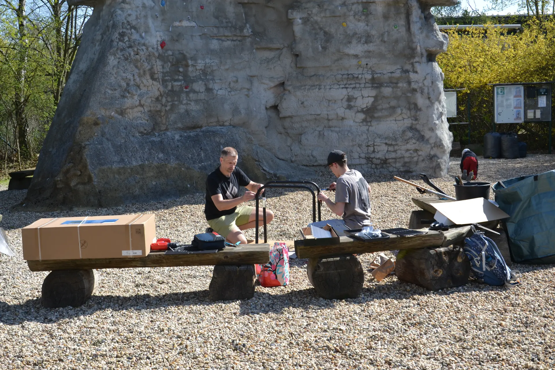 Zwei Personen bauen einen Grill zusammen. Im Hintergrund der Fuß des Braschelsteins. | © 	 Theodor Kubusch