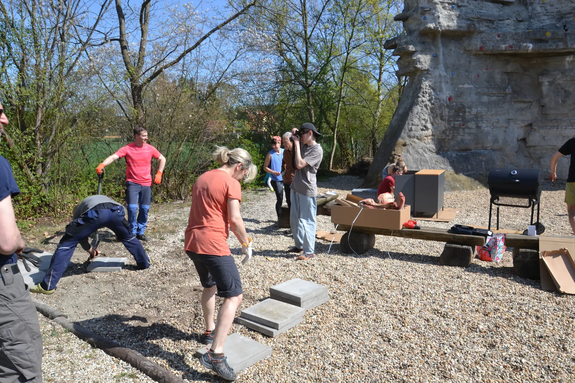 Mehrere Personen bereiten das Fundament des Grillplatzes vor; kleines Erdloch, Fundamentplatten liegen noch verstreut | © 	 Theodor Kubusch