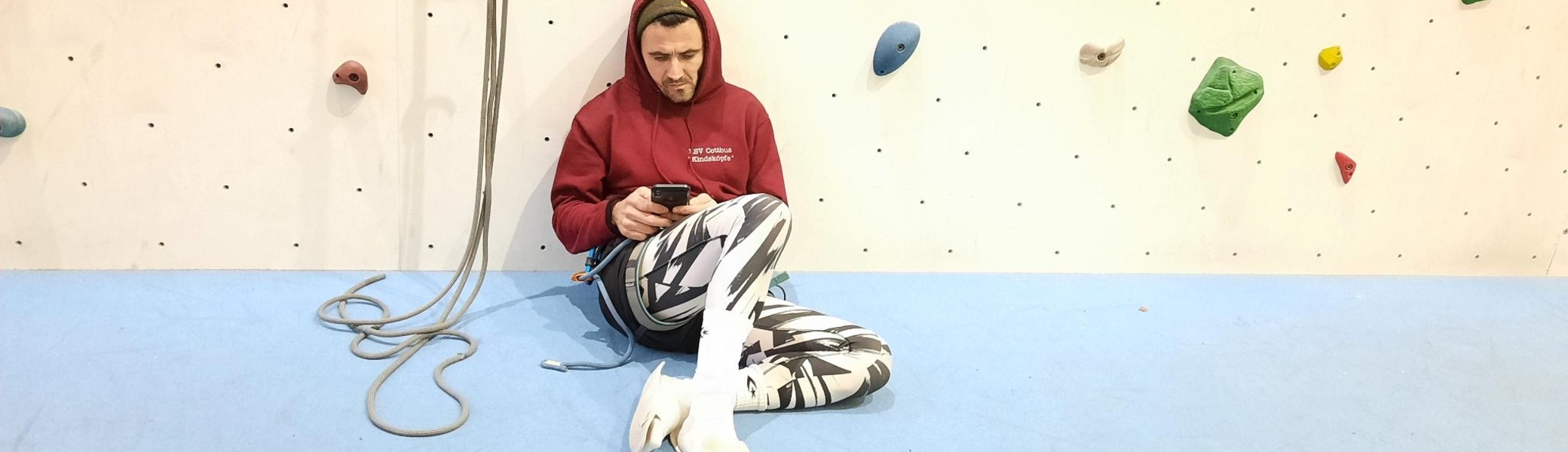 Theo vor der Kletterwand | © Beate Kunz