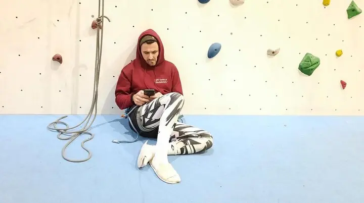 Theo vor der Kletterwand | © Beate Kunz