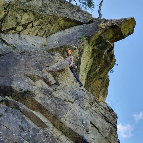 Hanna Zeißig beim Klettern | © Theodor Kubusch Hanna beim Klettern am Felsen. Sie steht auf einem Absatz und schaut nach unten. | © Theodor Kubusch