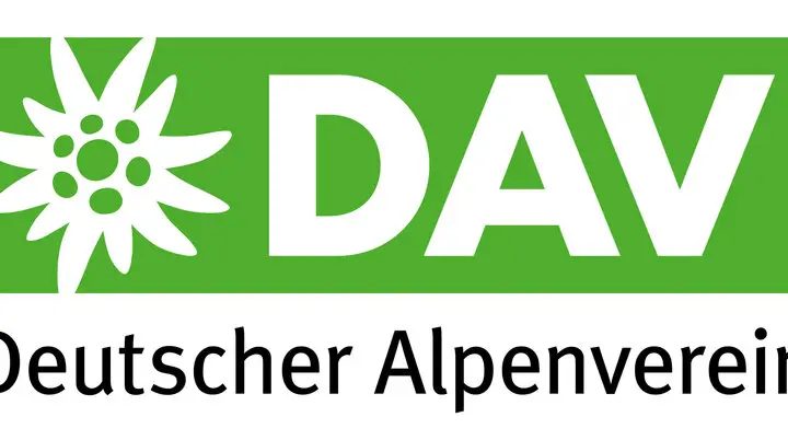 Edelweiß-Logo und Schriftzug DAV auf grünem Hintergrund, darunter ausgeschrieben Deutscher Alpenverein | © DAV e. V.