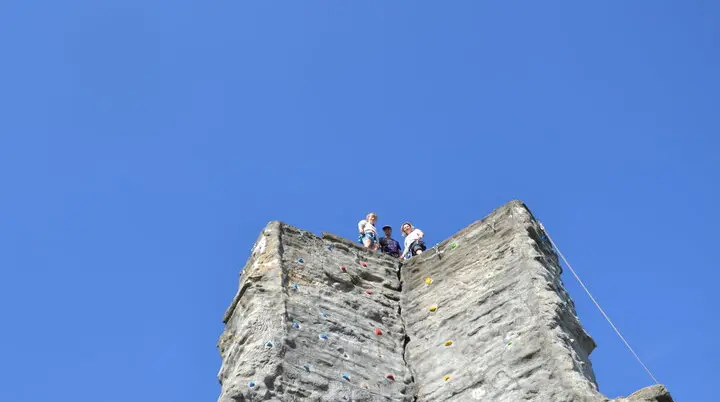 Braschelstein mit drei Personen | © Theodor Kubusch
